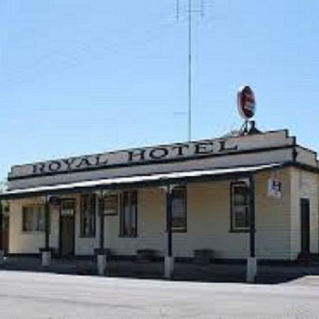 Royal Hotel Snake Valley ภายนอก รูปภาพ