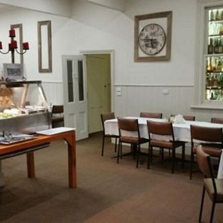 Royal Hotel Snake Valley ภายนอก รูปภาพ